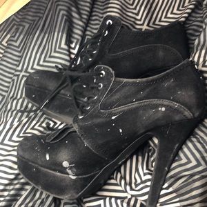 BLACK HEELS WITH LACES